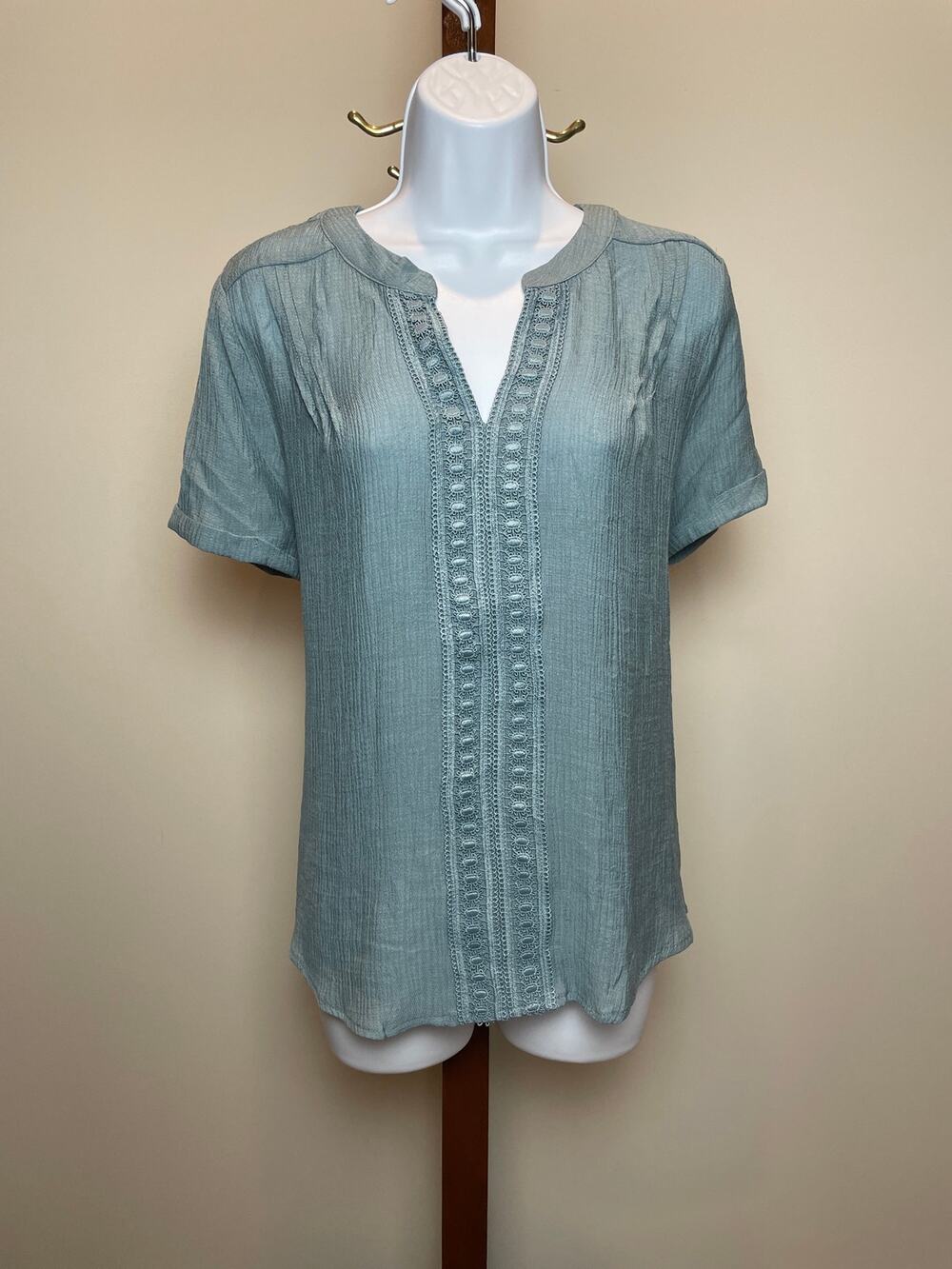 Flower & Feather Top Size XL Light Blue Split V Neck Short Sleeve NWT